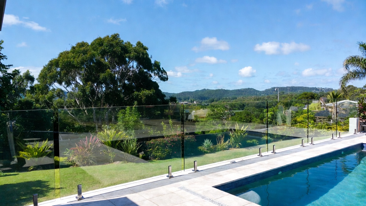 Self-closing gate on frameless glass pool fence